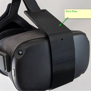 Op de afbeelding: Een zwarte virtual reality headset met een zwarte gezichtsplaat met het label "Face Plate".