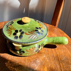ヴィンテージ スイス民芸陶器 - グリーン 手描き 蓋付き ソースパン - 素朴なキッチン装飾