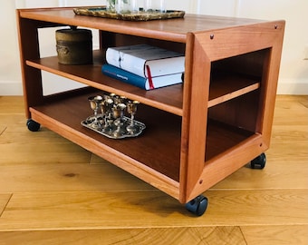 Scandinavian design vintage side table / serving trolley from the 60s made of teak.