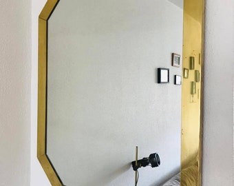 Un miroir vintage design XXL avec un cadre en laiton des années 50