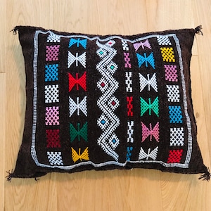 Moroccan upcycling Berber cushions in valuable handcraft and natural products.