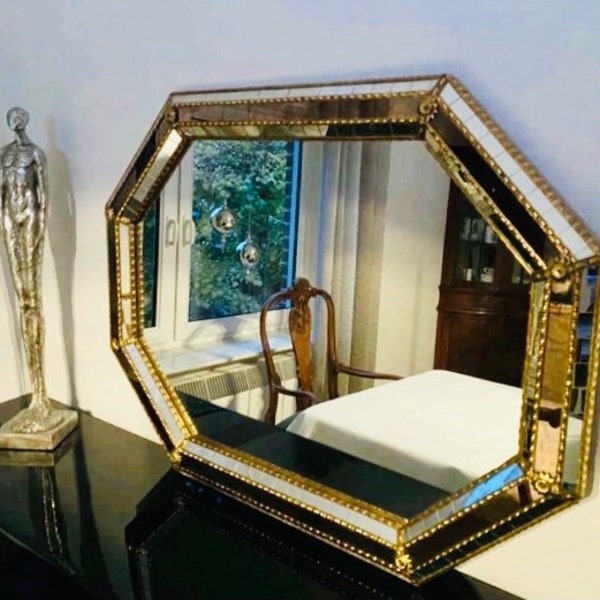 Un magnifique miroir/miroir mural vénitien avec finition en laiton et miroir en cristal mosaïque à trois couches ! Taille spéciale