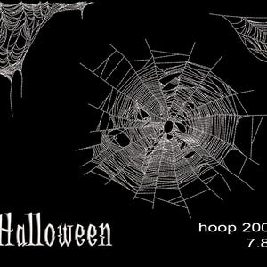 Puede incluir: Cuatro diseños de telarañas blancas sobre un fondo negro. El texto "Happy Halloween" se muestra en una fuente decorativa. La imagen también incluye el texto "4 design 2 sizes" y "hoop 200mm/140mm".