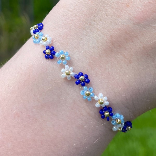 Blue and White Zig Zag Daisy Adjustable Bead Bracelet | Daisy Bead Bracelet | Daisy Chain Bead Bracelet | Gold Hardware Bracelet