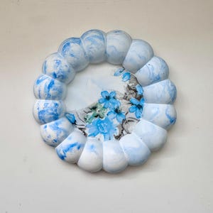 Plat festonné à motif floral bleu – Décoration d'intérieur sur mesure