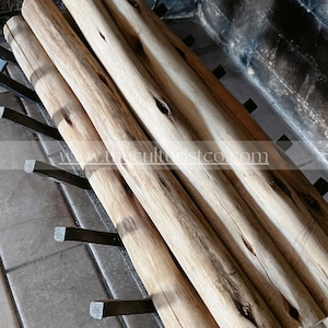 Drei 70 cm lange Holzstangen, Treibholzzweig, Makrameestange, Massivholz, Holzstab, Kaminscheit, Eukalyptusholz, Holzast, Treibholz, Stock Bild 10