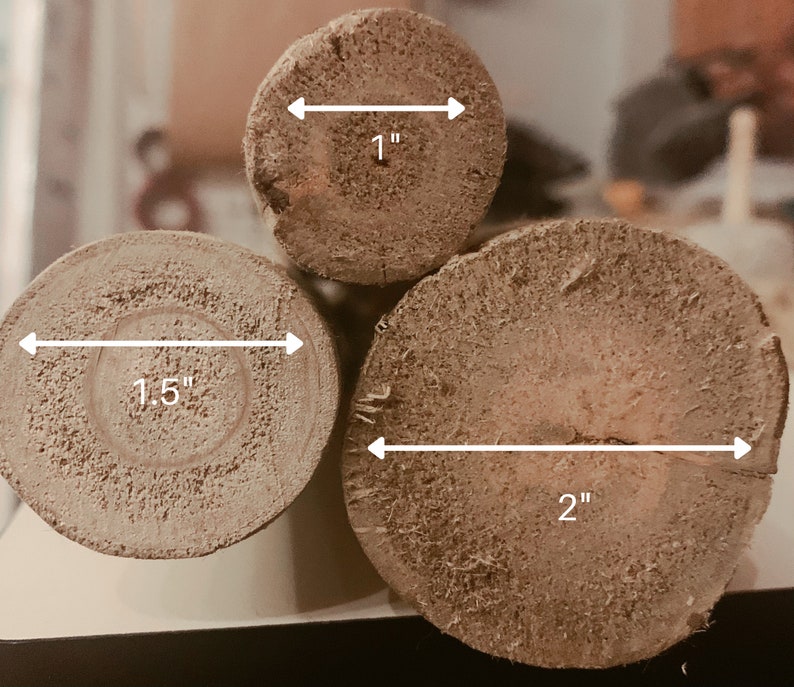 Drei 70 cm lange Holzstangen, Treibholzzweig, Makrameestange, Massivholz, Holzstab, Kaminscheit, Eukalyptusholz, Holzast, Treibholz, Stock Bild 3