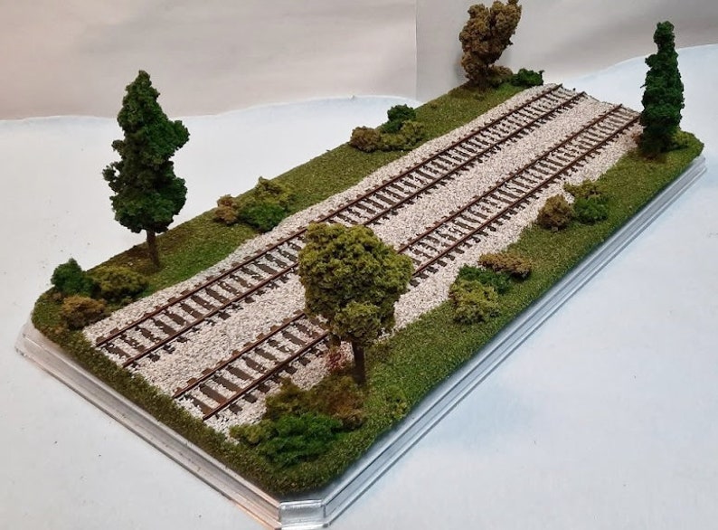 FOR ANY HO TRAIN TRAIN DISPLAY CASE HO SCALE 16" DOUBLE TRACK "SUMMER SCENE" FOR ANY HO TRAIN TRAIN DISPLAY CASE HO SCALE 16" DOUBLE TRACK "SUMMER SCENE"