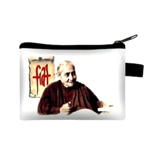 Puede incluir: Bolsa blanca con cremallera, con una cremallera negra y una lengüeta de cierre negra. La bolsa presenta una imagen impresa de una mujer con una túnica marrón con la palabra "Fiat" en rojo sobre un rollo detrás de ella.