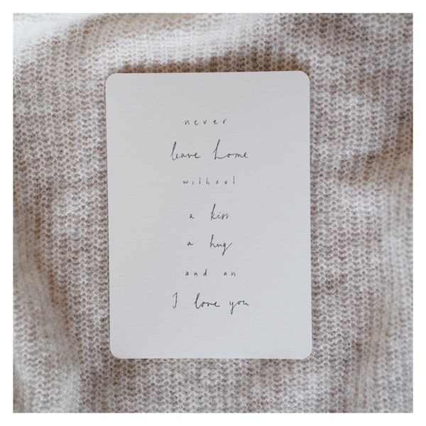 Postkarte „Never leave home without a kiss“ minimalistische Postkarten