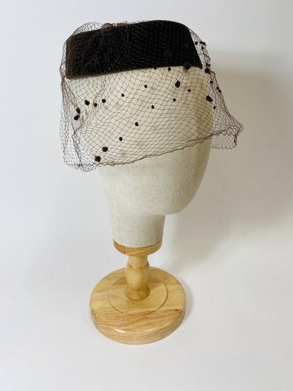 Vintage 50s/60s Velvet and Netting Hat- Netting H… - image 2