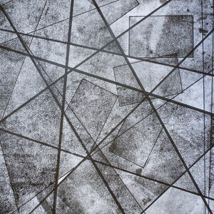 以下が含まれることがあります： 白黒の幾何学模様が特徴の抽象的なアートプリント。デザインは重なり合う線と正方形で構成されており、奥行きと立体感を生み出しています。