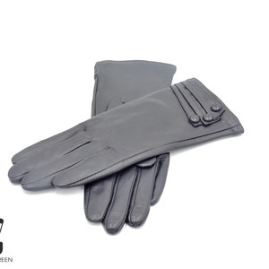Women's Touchscreen Leather Gloves With Button In Black.