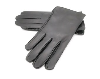 Op de afbeelding: Een paar zwarte leren handschoenen met een gestikt detail.