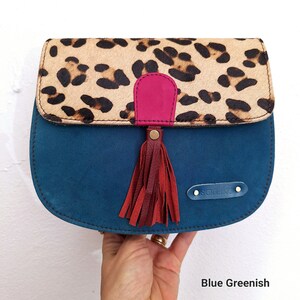 Tasche aus echtem Leder. Umhängetasche. Recyceltes Leder. Einzigartige Tasche. Nachhaltige und handgefertigte Tasche. Schultertasche für Damen mit Leopardenmuster. Blue Greenish