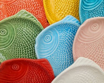 Increíble plato de pescado de cerámica (16 cm). Preciosos colores. Cerámica portuguesa hecha a mano.