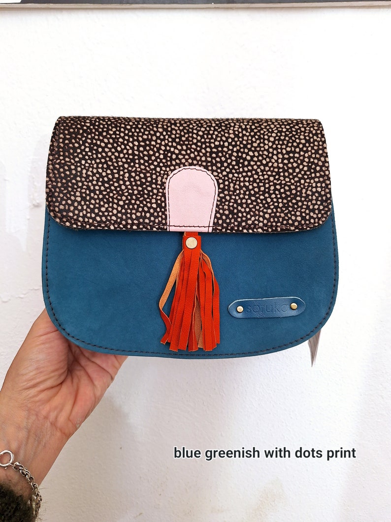 Sac en cuir véritable. Sac à bandoulière. Cuir recyclé. Sac unique. Sac durable et fabriqué à la main. Sac à main pour femme à bandoulière imprimé léopard. blue greenish dots