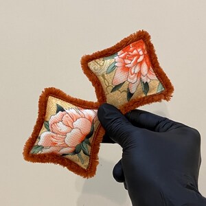 Almohadas en miniatura a escala 1:6, cojines hechos a mano para casa de muñecas, decoración para casa de muñecas, tamaño Barbie