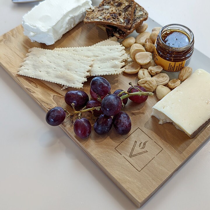 Planche à découper en bois d'olivier et résine époxy naturelle pour servir le fromage, la charcuterie et le petit-déjeuner