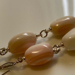 Pendientes colgantes de concha rosa bahameña, con gancho de plata