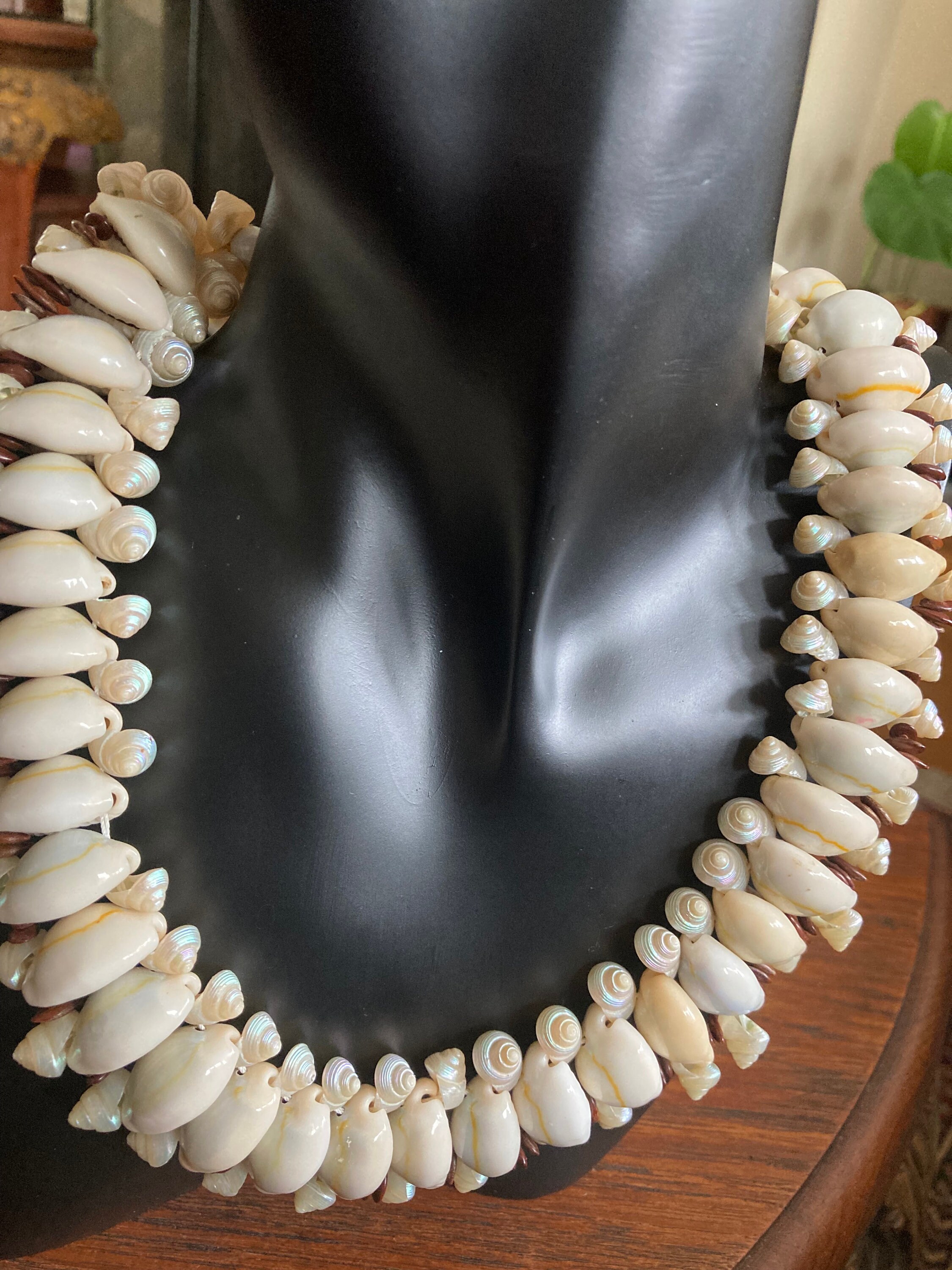 Neckless-neckless クッション(3)アンティーク　フランス Micronesian Shell Statement Necklace, Elaborate and Very Detailed