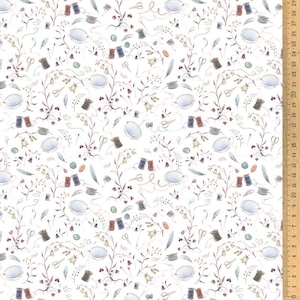 Op de afbeelding: Een witte stof met een herhalend patroon van aquarel illustraties van naai benodigdheden, waaronder spoelen garen, knopen, naalden, scharen en vingerhoeden. Het patroon is omgeven door delicate bloemranken en bladeren.