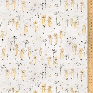 Könnte beinhalten: Ein sich wiederholendes Muster auf hellgrauem Hintergrund mit skurrilen Illustrationen. Das Design umfasst Figuren mit sternförmigen Hüten und Mänteln sowie Sterne und stilisierte Pflanzenelemente in Gelb- und Grautönen.