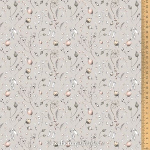 Könnte beinhalten: Ein Stoff mit einem sich wiederholenden Muster aus botanischen Illustrationen. Das Design zeigt detaillierte Zeichnungen von Samenkapseln, Beeren und Zweigen in gedämpften Beige-, Braun- und Pfirsichtönen auf hellgrauem Hintergrund. Ein Holzlineal ist sichtbar.