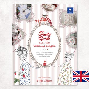 Puede incluir: Portada del libro "Fruity Quilts and other Stitching Delights" con ilustraciones de edredones, fresas y figuras caprichosas. El fondo tiene un patrón de rayas rosas y blancas. El libro trata sobre costura y acolchado.