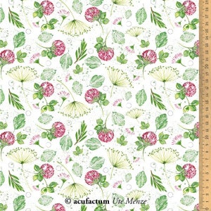 Op de afbeelding: Witte stof met een herhalend patroon van rode klaverbloemen, groene bladeren en witte bloemknoppen. De stof heeft een subtiele gespikkelde textuur.