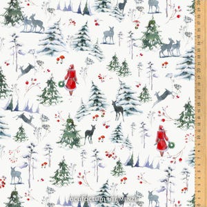 Può includere: Tessuto ad acquerello con scena invernale di cervi, alberi innevati e una persona con cappotto rosso. Il design include bacche rosse e funghi su sfondo bianco. Il testo "acufactum UTEMENZE" è visibile.