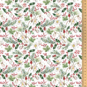 Peut inclure: Tissu blanc avec un motif floral de Noël répété. Le motif comprend des baies rouges, des feuilles de houx vertes, des fleurs blanches et des aiguilles de pin. Une règle en bois est visible sur le bord droit.