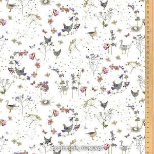 Op de afbeelding: Witte stof met een herhalend patroon van kippen, ganzen, vlinders, bloemenkransen en nesten. Het ontwerp bevat paarse, roze en groene elementen, met kleine verspreide stippen. Een liniaal is zichtbaar.