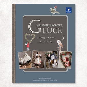 Könnte beinhalten: Ein blaues Hardcover-Buch mit dem Titel Handgemachtes Glück aus Stoff und Faden für den Winter. Das Cover zeigt Illustrationen eines Vogels, einer Eule und eines herzförmigen Kranzes sowie vier Fotos von verschiedenen textilen Handarbeiten.