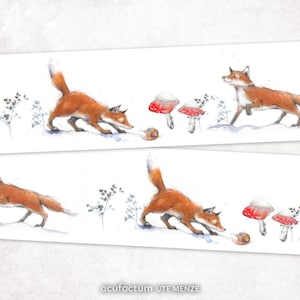 Könnte beinhalten: Ein weißes Stoffband mit einer wiederkehrenden Aquarellillustration von orangefarbenen Füchsen, rot-weiß gepunkteten Pilzen und kleinen braunen Schnecken. Der Text "acufactum UTE MENZE" ist in kleinen grauen Buchstaben unten mittig gedruckt.