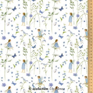 Puede incluir: Tela blanca con un patrón repetido de hadas azules, mariposas y flores de nomeolvides. La tela tiene un fondo blanco con un patrón floral azul y blanco. La tela está impresa con el texto "acufactum Ute Menze".