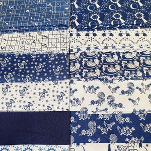 Könnte beinhalten: Eine Sammlung von 10 Stoffquadraten mit verschiedenen blauen und weißen Mustern. Die Muster umfassen Sterne, Monde, Sonnen, Hühner und Schafe. Der Stoff ist hellblau mit weißen Designs.