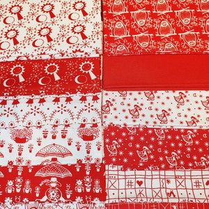 Peut inclure: Un ensemble de 10 carrés de tissu avec des motifs rouges et blancs. Les motifs comprennent des hiboux, des étoiles, des fleurs et des motifs géométriques.