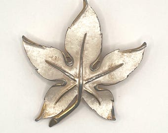 Vintage PARKLANE Signed Goldtone White Pearlized Enamel Finish FLOWER Leaf Brooch 1970s