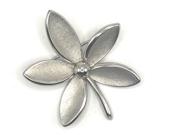 Pretty Vintage Trifari Silver Tone Plumeria Brooch. Signed.
