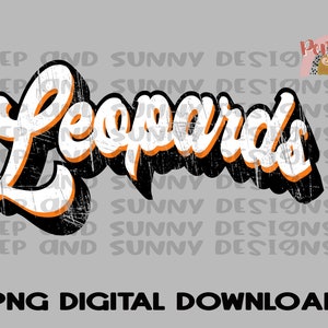 Puede incluir: Un gráfico en blanco y negro desgastado con un contorno naranja de la palabra "Leopards" en una fuente de estilo retro.