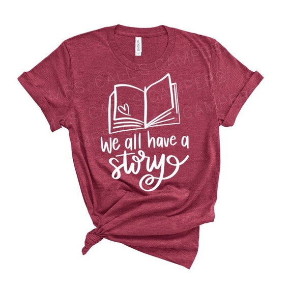 We hebben allemaal een Story Teacher T shirt witte tekst Etsy
