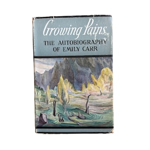 Puede incluir: Un libro vintage titulado "Growing Pains: The Autobiography of Emily Carr". La portada presenta una pintura de paisaje con montañas, árboles y agua. El título está en letra cursiva.