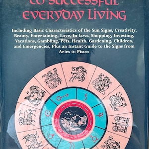 Puede incluir: Un libro titulado "Guía Astrológica de Sybil Leek para una Vida Cotidiana Exitosa". La portada presenta un gráfico astrológico circular rosa y azul con símbolos del zodiaco. El texto incluye temas como la creatividad, el amor y la salud.