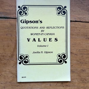 Könnte beinhalten: Ein gelber Buchumschlag mit schwarzem Rand und verziertem Design. Der Titel lautet "Gipson's Quotations and Reflections by Women in Canada Values Volume I Joella H. Gipson". Der Preis beträgt 8,95 $.