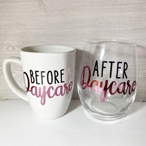 Op de afbeelding: Een witte keramische mok en een wijnglas zonder voet. De mok heeft een handvat en de woorden "BEFORE Daycare" in zwarte en roze letters. Het wijnglas heeft de woorden "AFTER Daycare" in zwarte en roze letters.