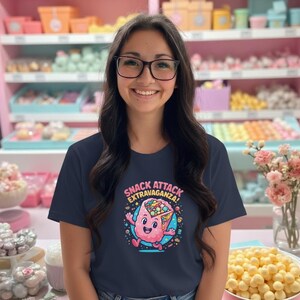 Candy Cartoon Unisex T-Shirt, Food-Liebhaber-Geschenk, lustiges grafisches Top, Popkultur-Kleidung, Snack-Attacke Extravaganza-Shirt, lustiges Snack-Shirt