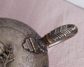 Viktorianische versilberte Teekanne | Große gravierte EPNS Teekanne | Eichel Knauf | Ästhetische Bewegung | Englische Antik c.1880