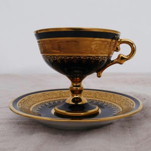 Tasse à thé et soucoupe sur pied style Empire, vintage AP Limoges France, bleu cobalt et or |