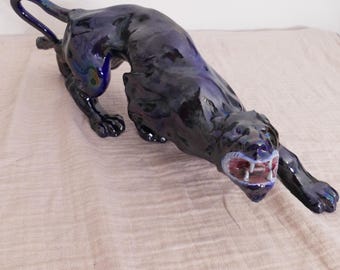 Scultura vintage italiana in ceramica raffigurante una pantera nera, con smalto blu iridescente, metà del XX secolo, grande statuetta felina, stile Hollywood Regency.